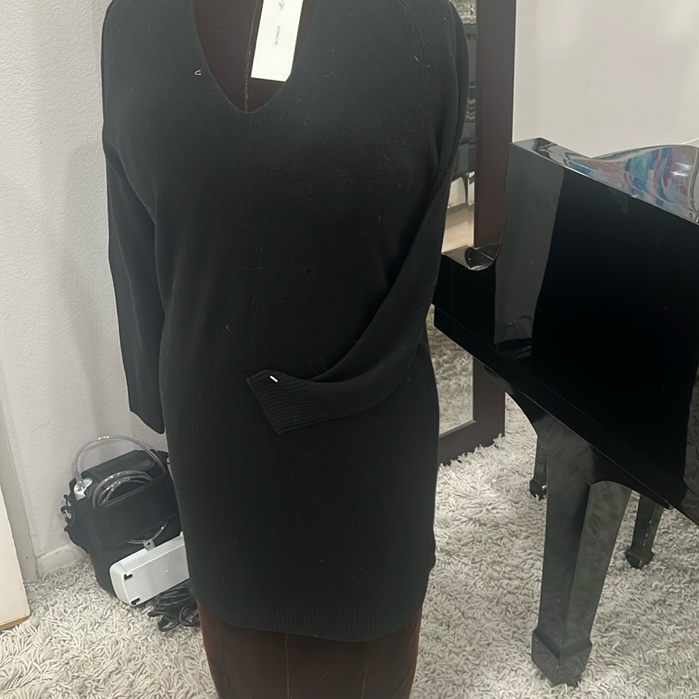 Vince long sleeve vneck calf link black size medium $425 brand new with tags